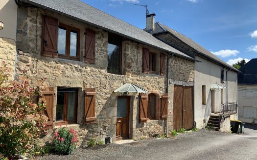 Large family home 4 bedrooms, 2 bathrooms 228 sqm habitable space. 3 garages.
