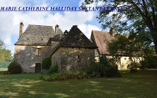 SUPERB PERIGOURDINE BUILDING WITH ITS TOWER AND TENNIS COURTS