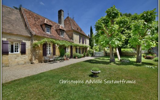 Big stone property on huge park with swiming pool, near Lalinde