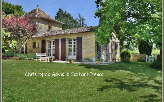 Big stone property on huge park with swiming pool, near Lalinde