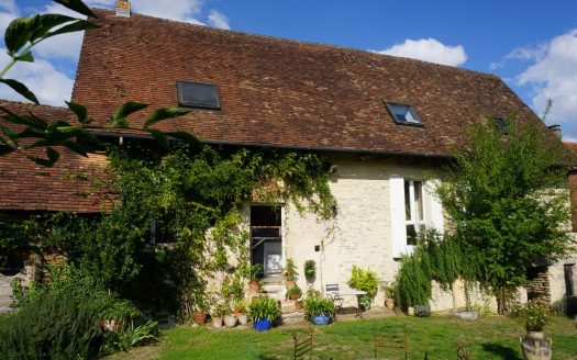 Charming 17th century stone house located in the heart of the peaceful and picturesque Perigord Vert.