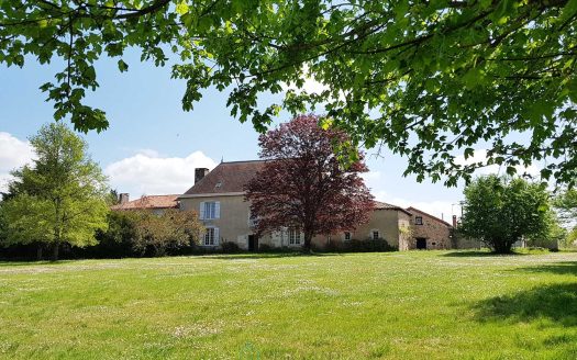Beautifully restored 18th century property on 8ha