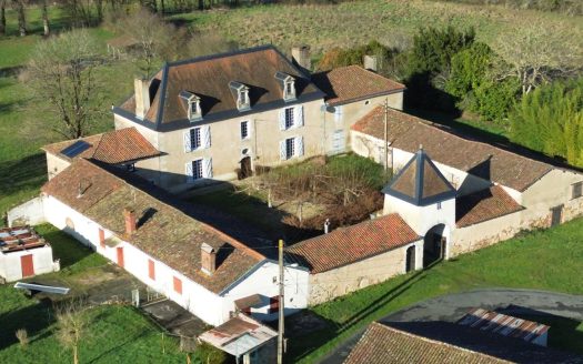 Beautifully restored 18th century property on 8ha