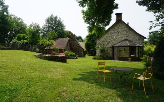 Charming stone house in the heart of a peaceful natural environment