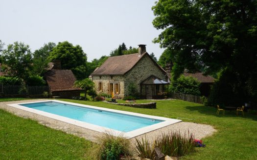 Charming stone house in the heart of a peaceful natural environment