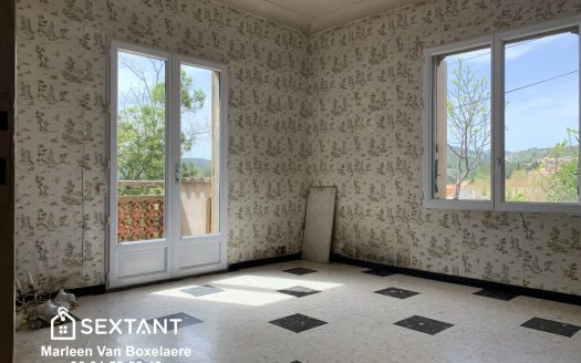 Durban-Corbières, village house with two garages, terrace and nice view.