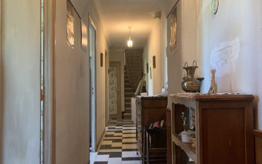 Durban-Corbières, village house with two garages, terrace and nice view.