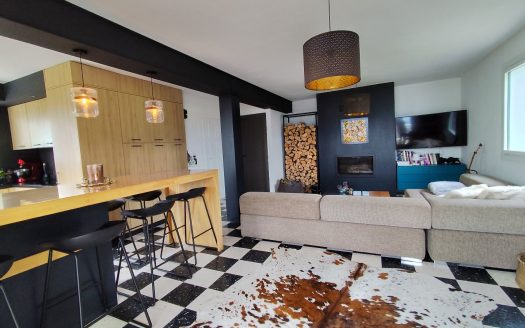 House 8 rooms (2 units) with garden, car park