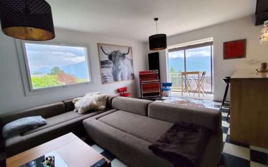 House 8 rooms (2 units) with garden, car park