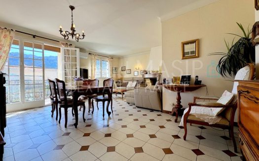 SPACIOUS SEMI-DETACHED 3-BED HOUSE WITH LARGE GARGE, FRONT & REAR GARDENS