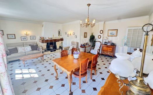SPACIOUS SEMI-DETACHED 3-BED HOUSE WITH LARGE GARGE, FRONT & REAR GARDENS