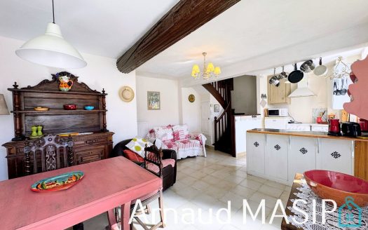 CHARMING 3-BEDROOM HOUSE WITH DELIGHTFUL VIEWS – WALKING DISTANCE TO AMENITIES