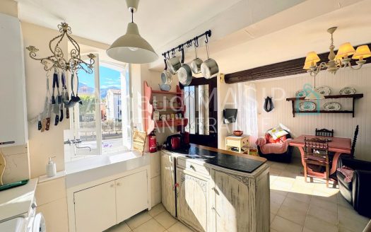 CHARMING 3-BEDROOM HOUSE WITH DELIGHTFUL VIEWS – WALKING DISTANCE TO AMENITIES
