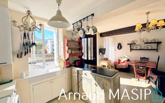 CHARMING 3-BEDROOM HOUSE WITH DELIGHTFUL VIEWS – WALKING DISTANCE TO AMENITIES