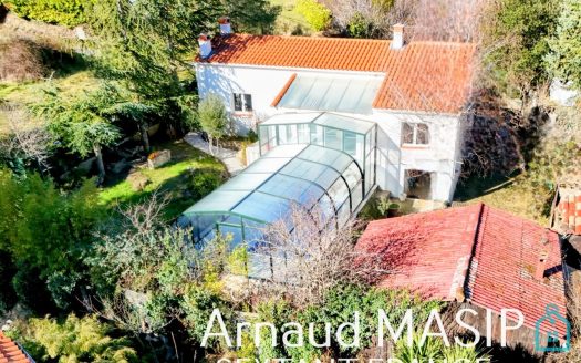 DETACHED 3-BED BUNGALOW, COVERED POOL, LARGE GARDEN, CASTLE VIEW