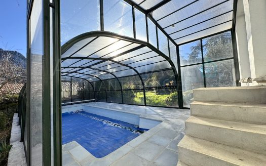 DETACHED 3-BED BUNGALOW, COVERED POOL, LARGE GARDEN, CASTLE VIEW