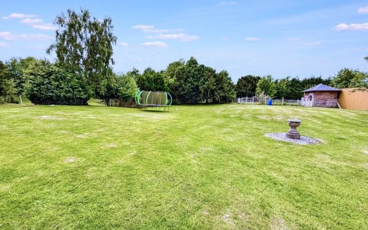 Superb mansion from 1850, in a quiet setting on a 5,000 sqm wooded park