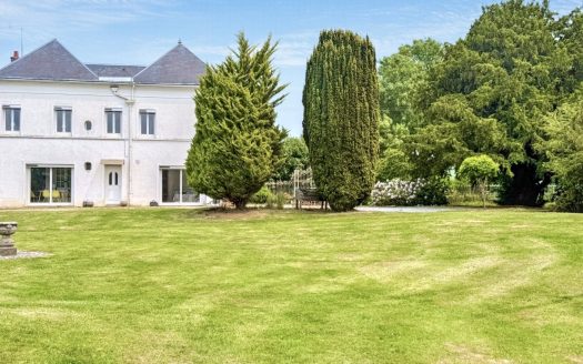 Superb mansion from 1850, in a quiet setting on a 5,000 sqm wooded park