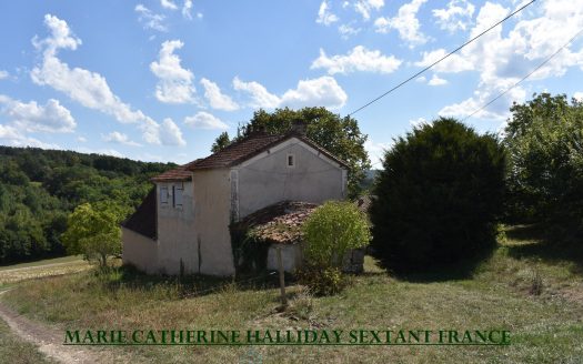 FARMHOUSE TO RESTORE ON 9000 M2 OF LAND