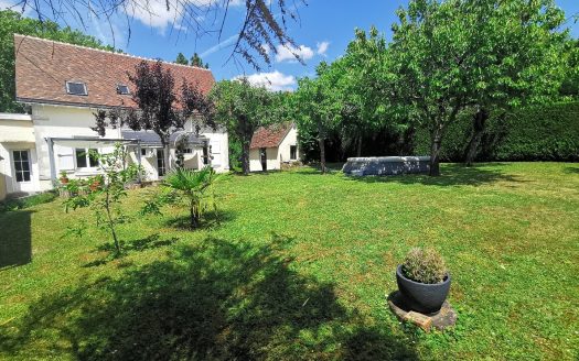 1920s millstone house with 4 bedrooms, outbuildings and large garden in Amboise town centre