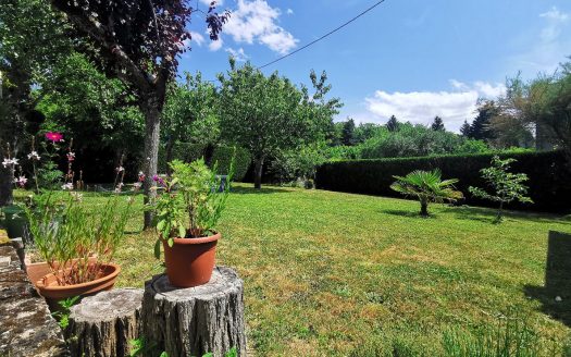 1920s millstone house with 4 bedrooms, outbuildings and large garden in Amboise town centre