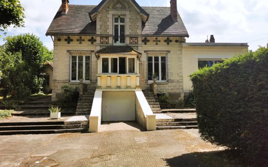 1920s millstone house with 4 bedrooms, outbuildings and large garden in Amboise town centre