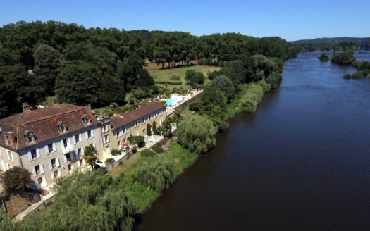 Huge property with 6 gîtes and 4 bed and breakfast, private part, big park on the river