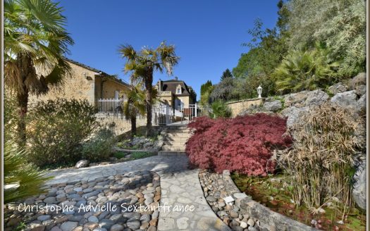 Huge property with 6 gîtes and 4 bed and breakfast, private part, big park on the river