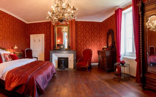 Huge property with 6 gîtes and 4 bed and breakfast, private part, big park on the river