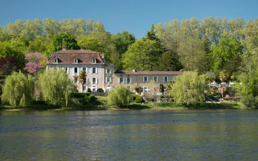 Huge property with 6 gîtes and 4 bed and breakfast, private part, big park on the river