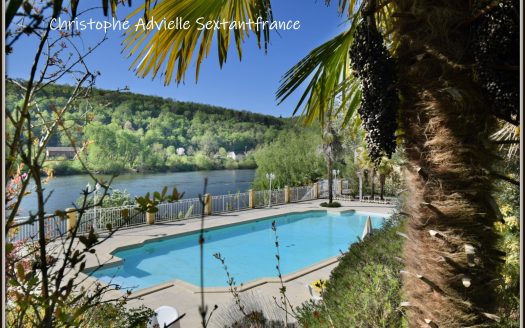 Huge property with 6 gîtes and 4 bed and breakfast, private part, big park on the river