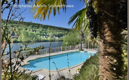 Huge property with 6 gîtes and 4 bed and breakfast, private part, big park on the river