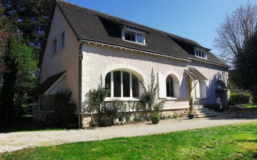 Property with 2 houses and outbuildings – Amboise town center