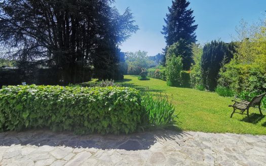 In a quiet location 10 minutes from Tours, 6 bedroom house, outbuildings, large plot of land