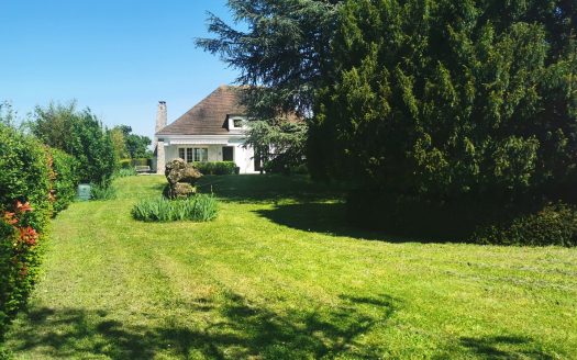 In a quiet location 10 minutes from Tours, 6 bedroom house, outbuildings, large plot of land