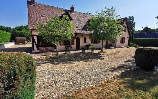 House with 5 bedrooms, garages – 10 minutes from Tours