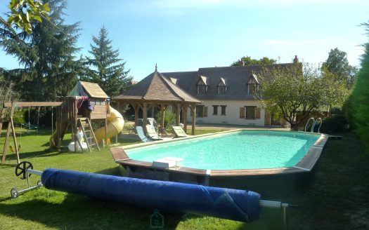 House with 5 bedrooms, garages – 10 minutes from Tours