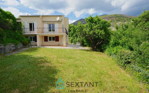 Castellane – 95 sqm house on 1800 sqm of land, 10 minutes from the village center, with panoramic view