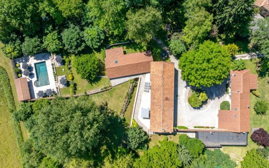 15 minutes from Bergerac, superb renovated stone property on more than 3 hectares, 4 dwellings, barn, superb swimming pool area