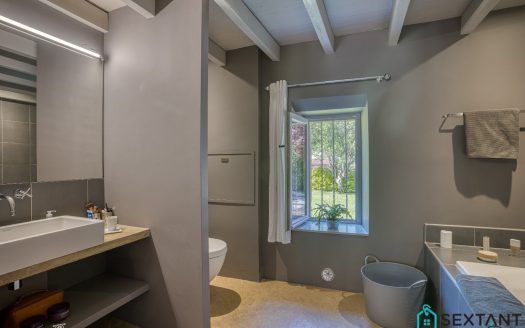 15 minutes from Bergerac, superb renovated stone property on more than 3 hectares, 4 dwellings, barn, superb swimming pool area