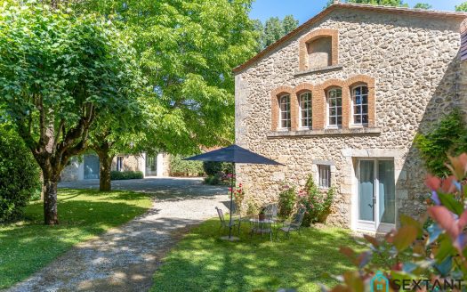 15 minutes from Bergerac, superb renovated stone property on more than 3 hectares, 4 dwellings, barn, superb swimming pool area