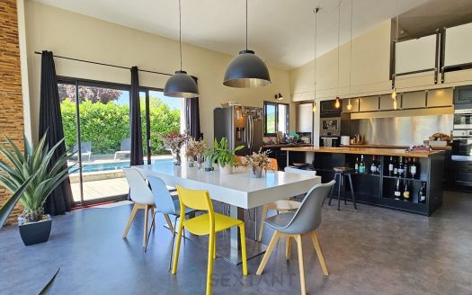 Pleasant house with a swimming pool located in a quiet area of Montignac.