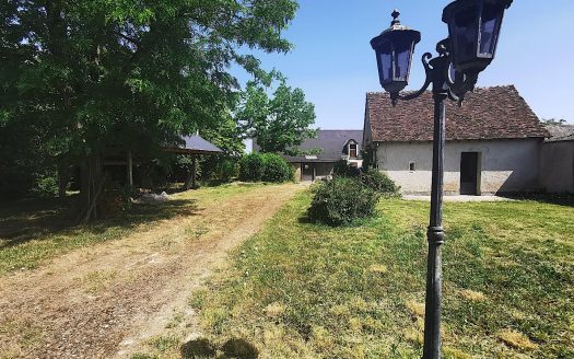 Farmhouse + cottage in the quiet countryside