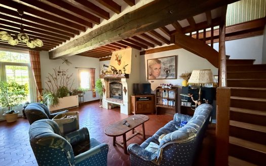 Spacious family home of 270 sqm – Large wooded garden of 2800 sqm