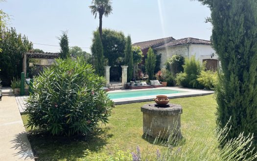 19TH CENTURY FARMHOUSE OF 580M² ON A 2295M² PLOT