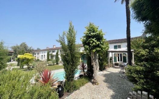 19TH CENTURY FARMHOUSE OF 580M² ON A 2295M² PLOT