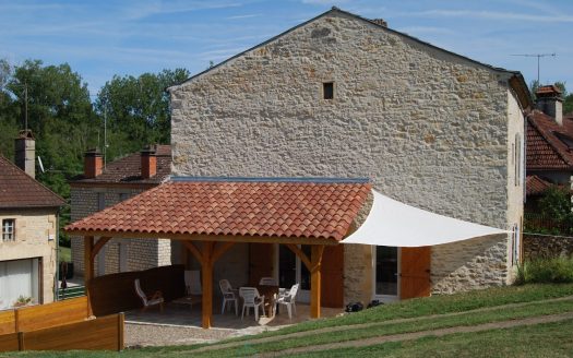 Completely renovated house with a swimming pool in the middle of nature in the quiet village of Condat-sur-Vézère.