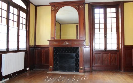 Large bourgeois house to renovate