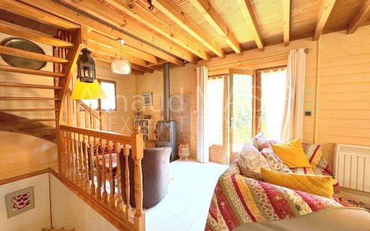 DELIGHTFUL CHALET 102M² IN LARGE, PRIVATE LEAFY PLOT, BALCONY, VIEW OF CATHAR CASTLE