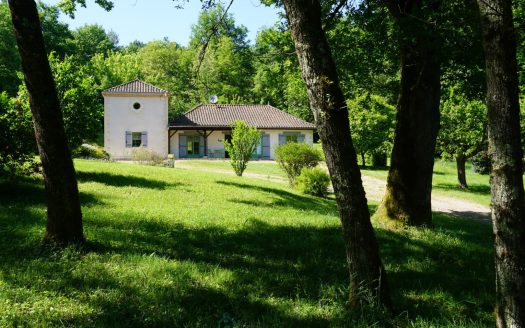 Charming Perigord villa in the heart of a green setting, in the Perigord Vert natural park.